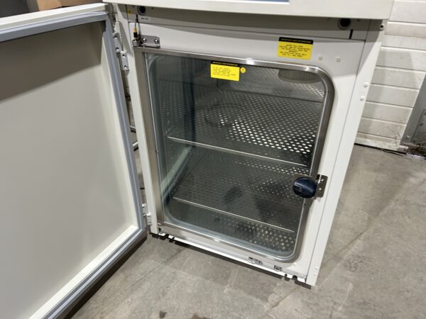 Thermo Forma model 3110 laboratory incubator - Image 5