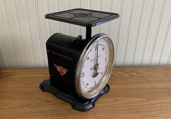 Vintage 4-pound capacity postal scale from Landers, Frary & Clark - Image 2
