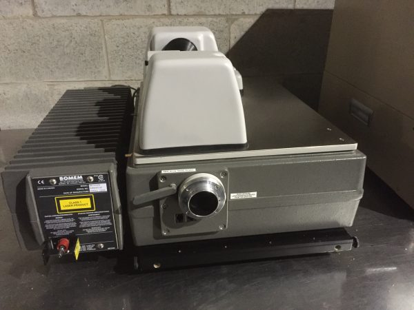 Spectrophotomètre Bomem & échantillonneur de comprimés – Image 7