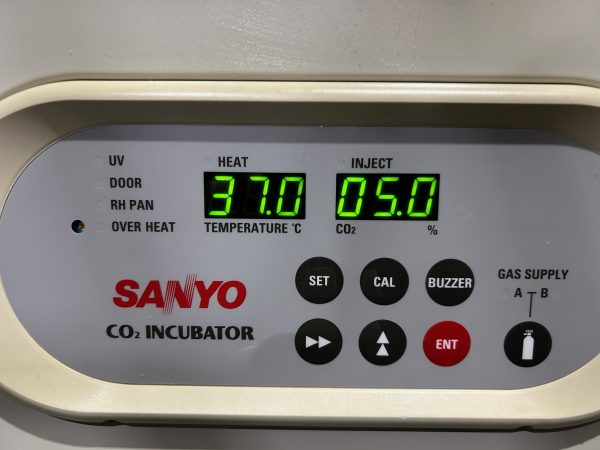 Incubateur de laboratoire Sanyo model MCO-18AIC – Image 8