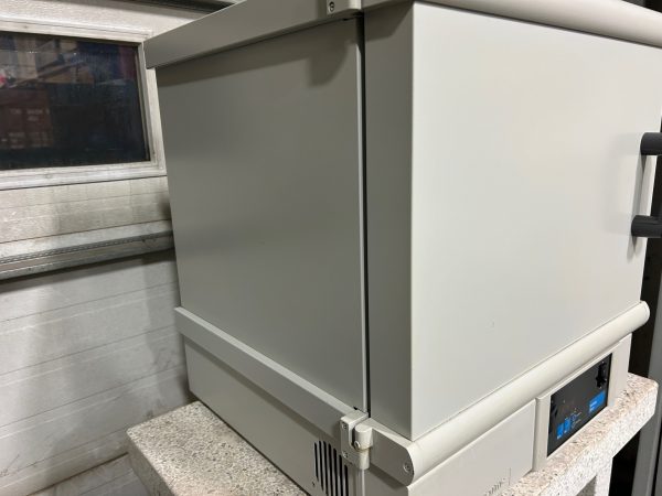 Fisher Scientific Isotemp laboratory oven model 725F - Image 2