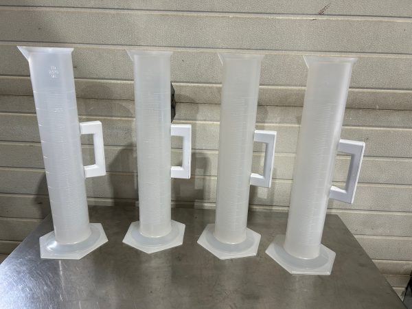 Laboratory 2 liter Scienceware graduated cylinder,