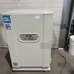 Incubateur de laboratoire Sanyo model MCO-18AIC