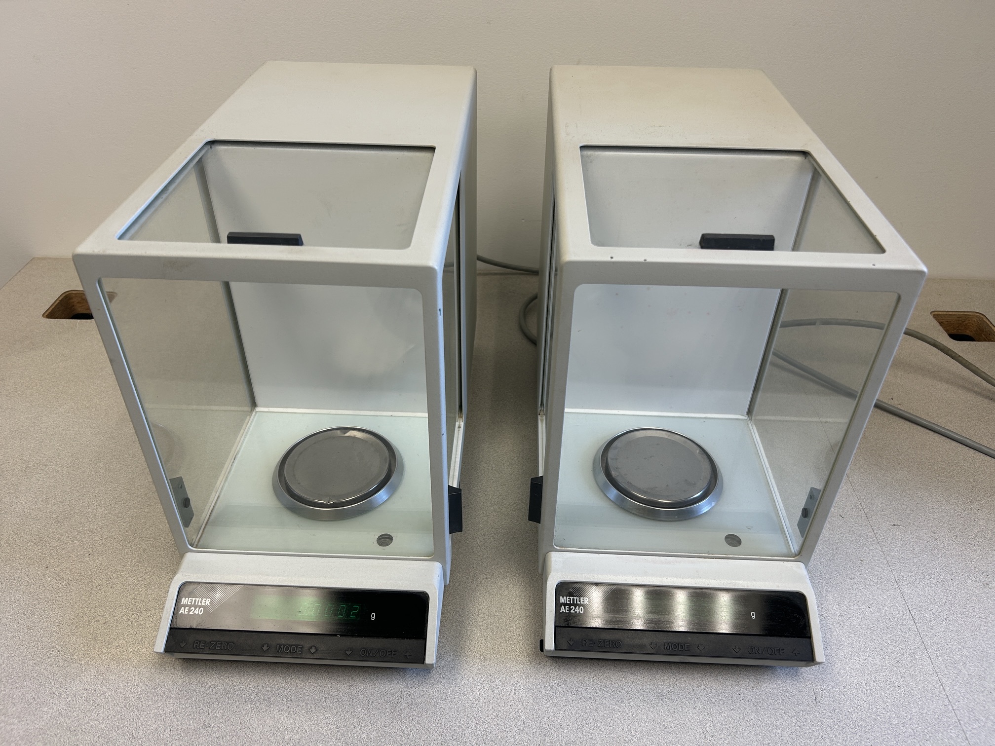 Mettler Toledo AE240 analytical scale