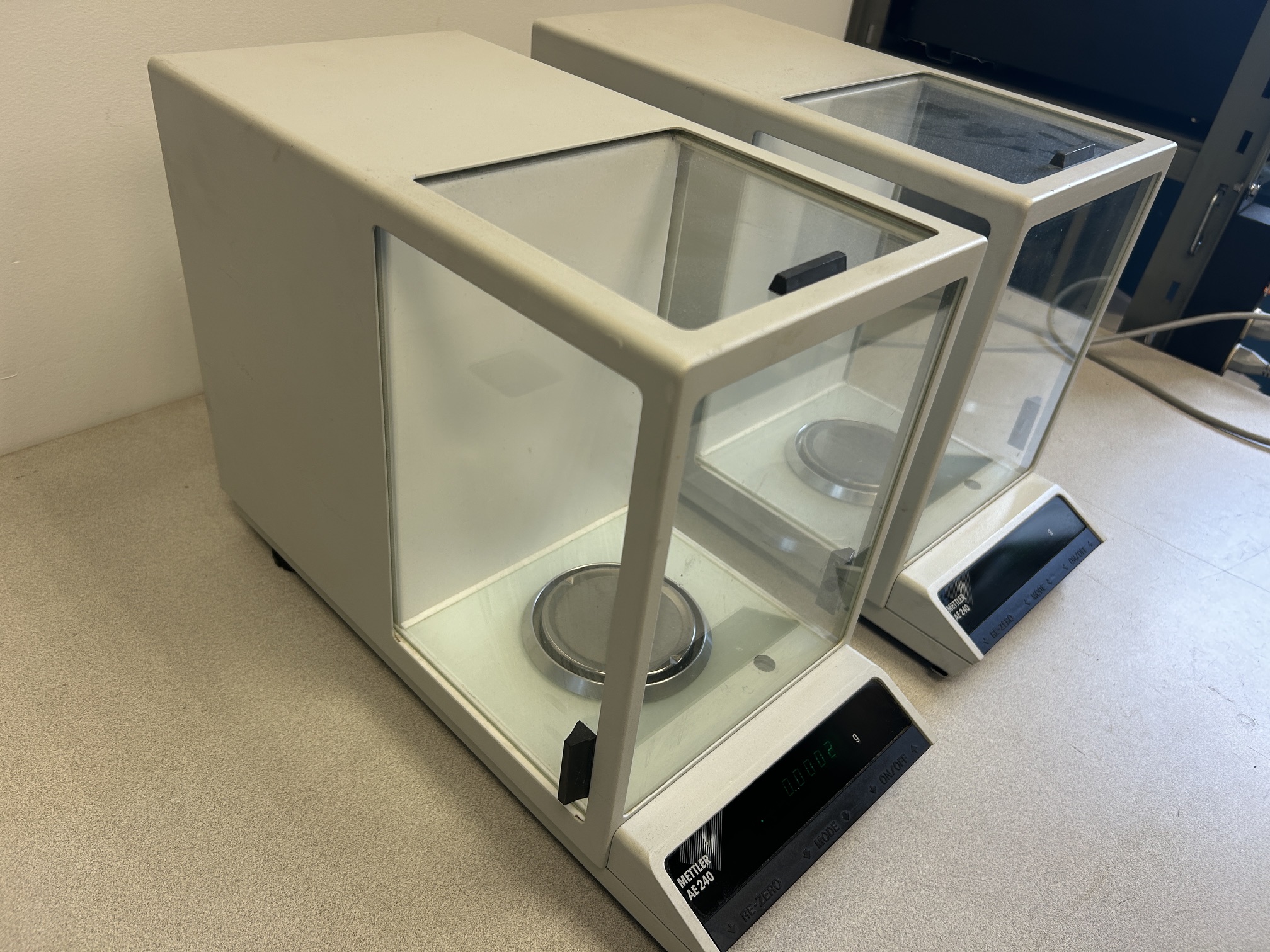 Mettler Toledo AE240 analytical scale - Image 2