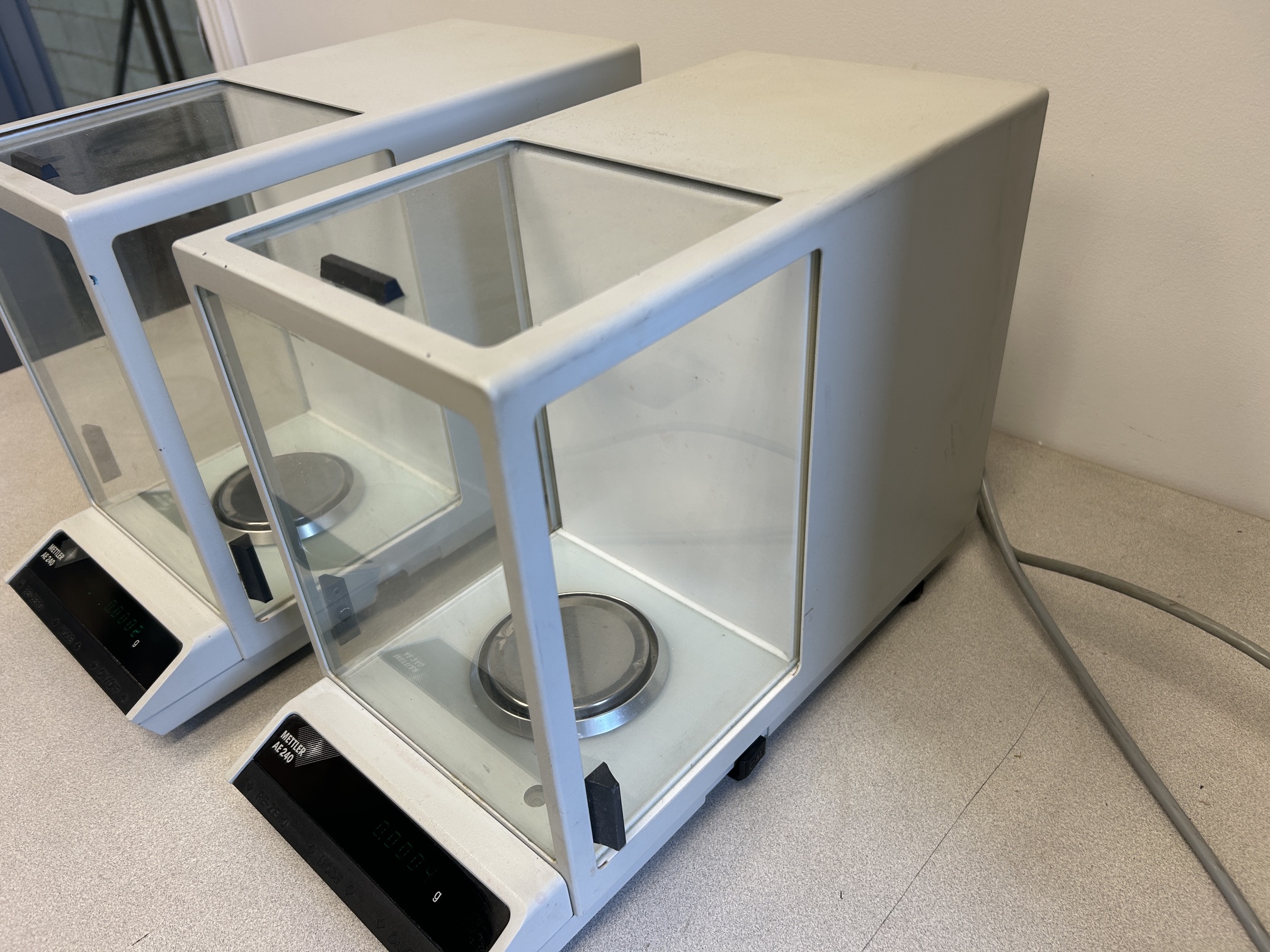 Mettler Toledo AE240 analytical scale - Image 3