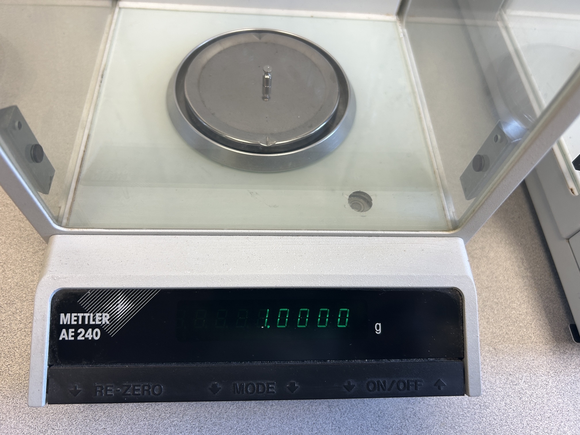 Mettler Toledo AE240 analytical scale - Image 7